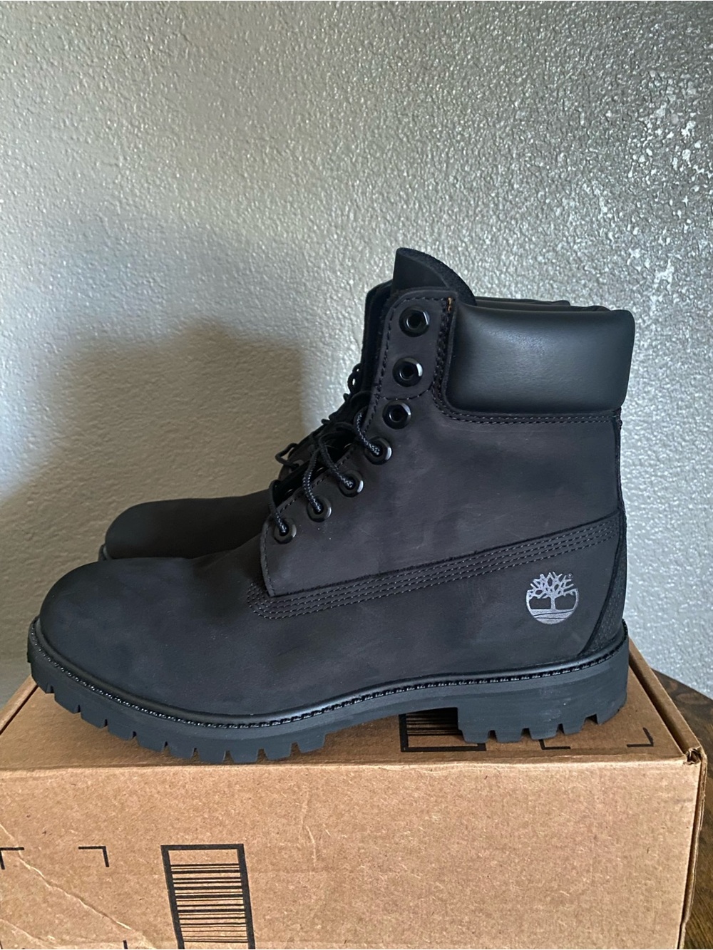 Timberland Men's Black Classic 6-Inch Lace-Up Boots